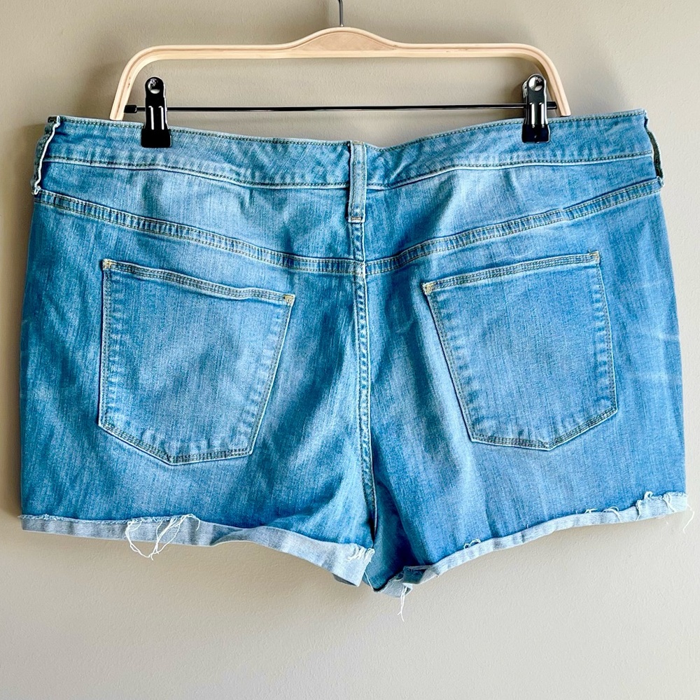 Universal Thread Women's High Rise MIDI Cutoff Denim Shorts - Picture 3 of 3